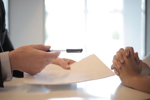 Gratuit Homme D'affaires De Culture Donnant Un Contrat à Une Femme Photos