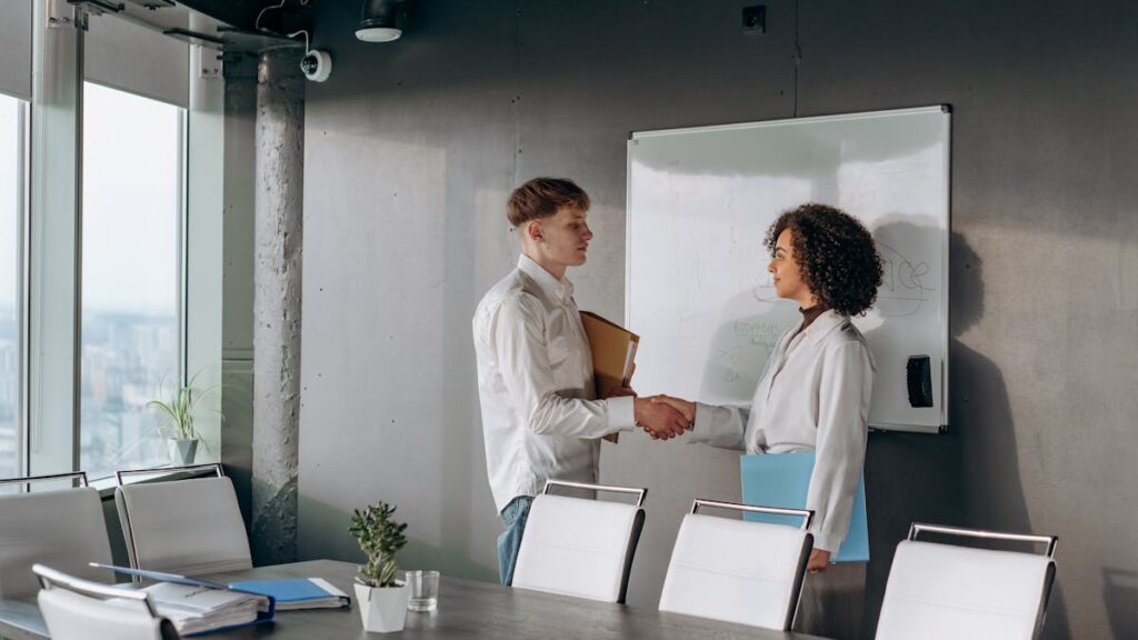 Collaboration efficace poignée de main professionnelle