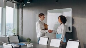 Collaboration efficace poignée de main professionnelle