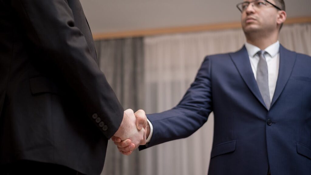 Associés notaires poignée de main partenariat