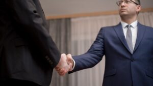 Associés notaires poignée de main partenariat