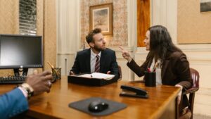Équipe en discussion transparence et communication