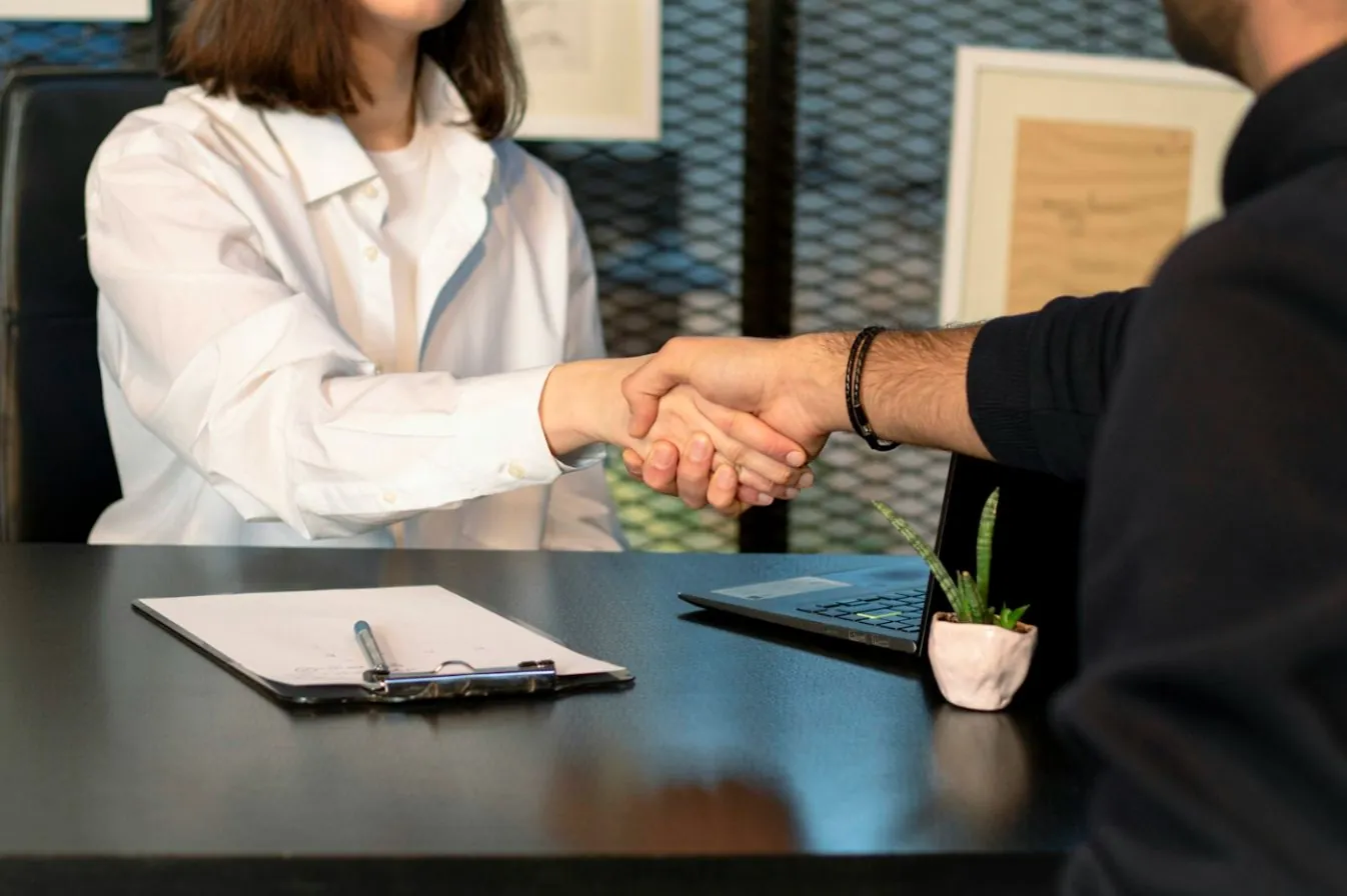 Poignée de main entre une consultante C-Clerc et un notaire