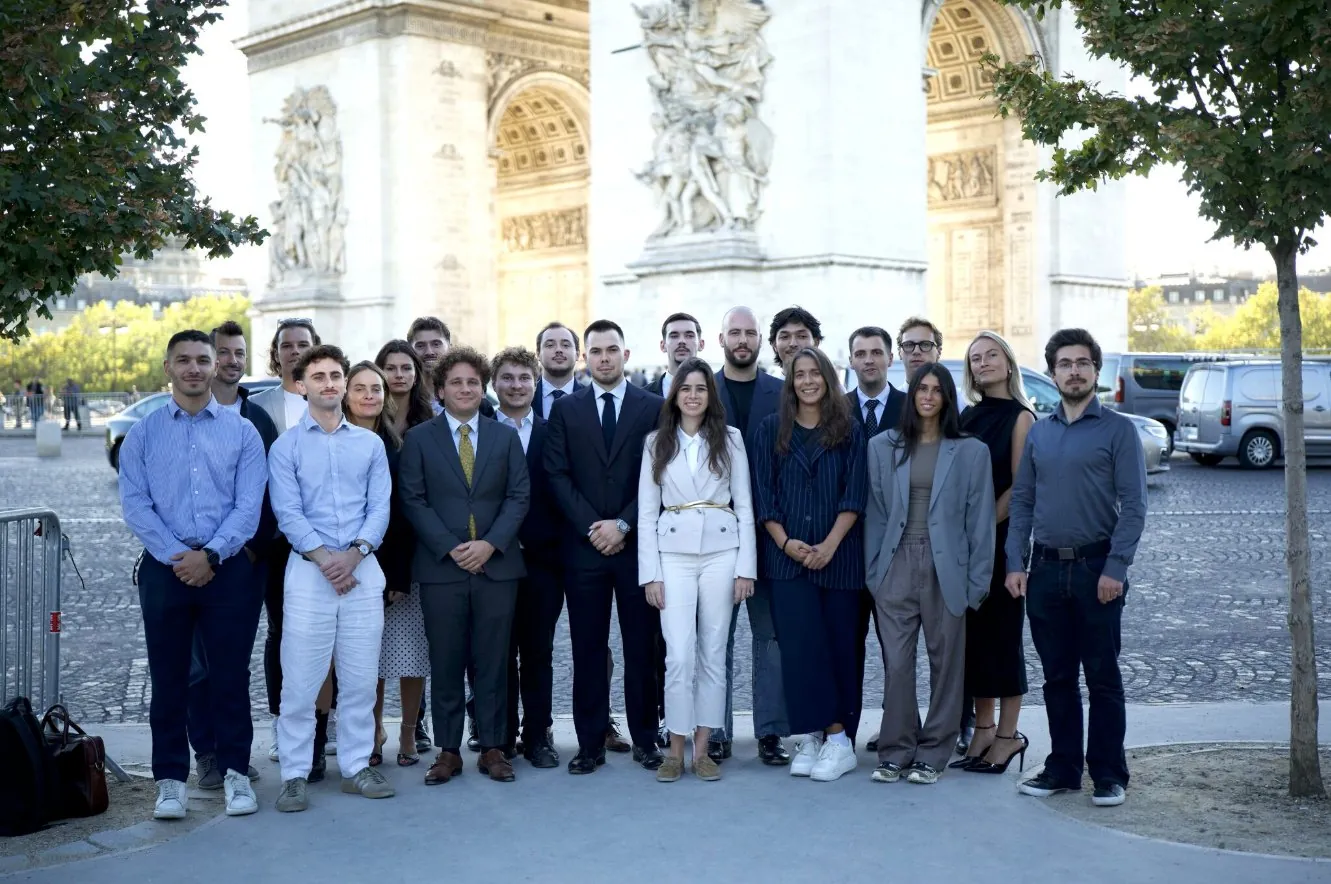 L’équipe C-Clerc réunie devant l’Arc de Triomphe, à Paris